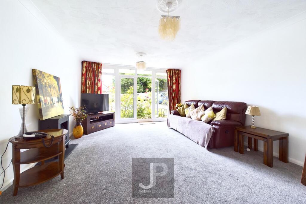 Invermay Court, Highland Avenue, Brentwood photo 2