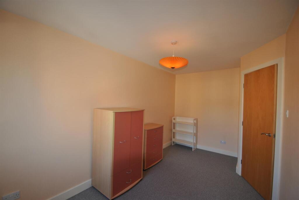 Apartment in Doncaster, Lakeside - More