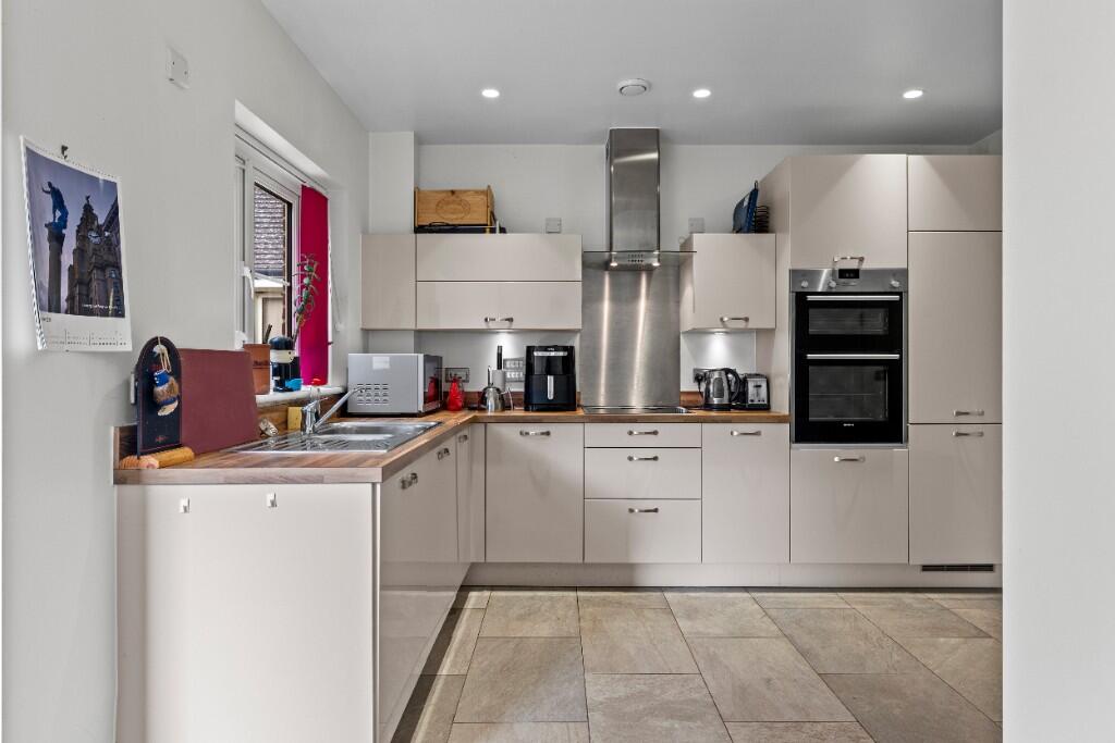 Apartment in Redhill - More
