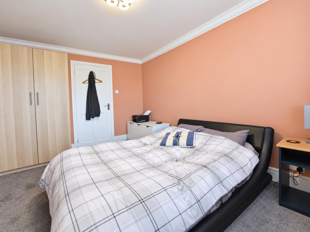 House in Rochford, Hawkwell - More