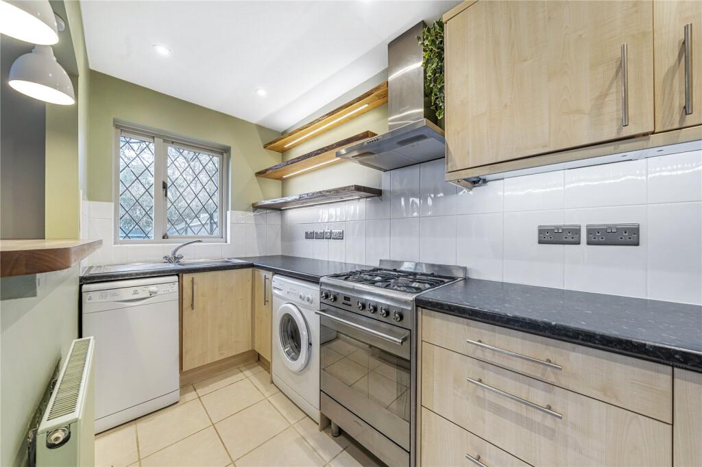 Bishops Drive, Wokingham, Berkshire, RG40 photo 4