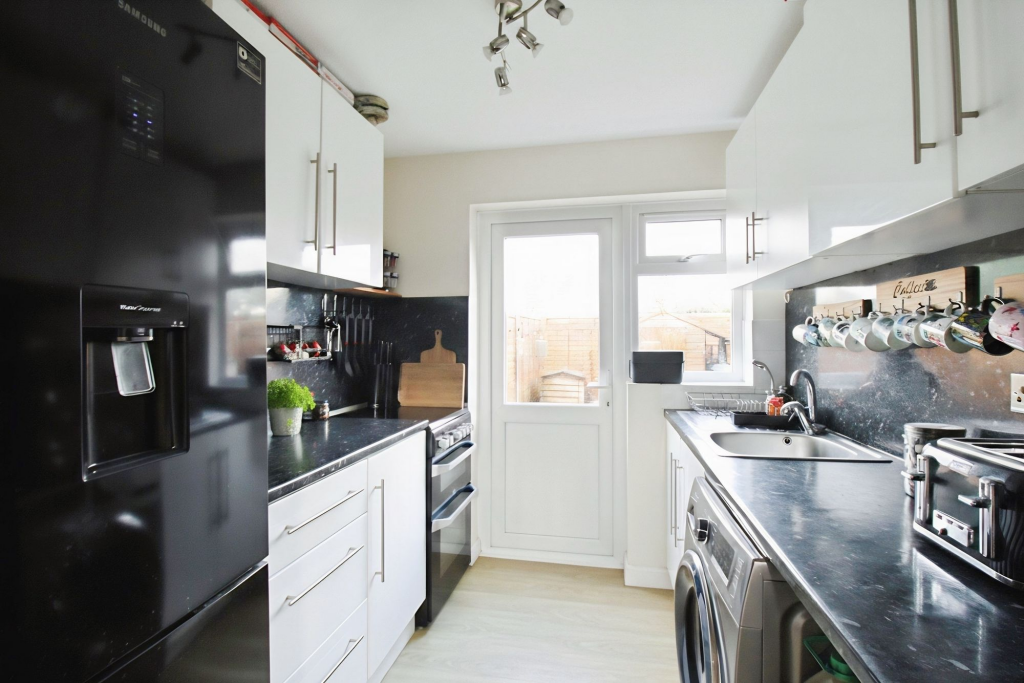 Vicarage Gardens, Netheravon, SP4 - View 3