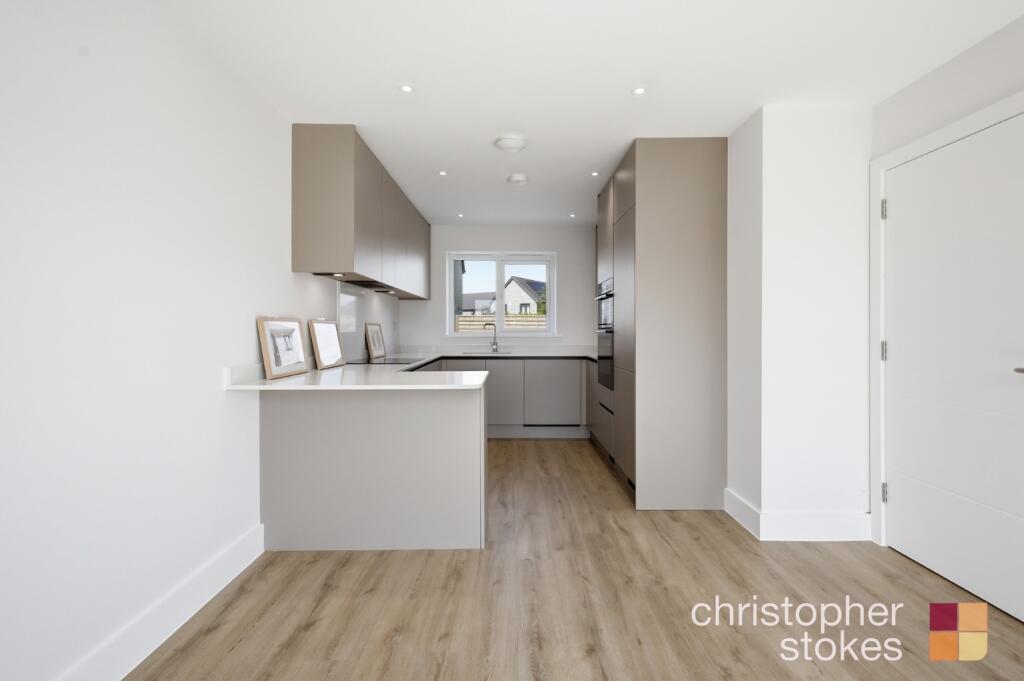 Kingfisher, The Chimes, Old Nazeing Road, Broxbourne, Essex, EN10 6SD - More