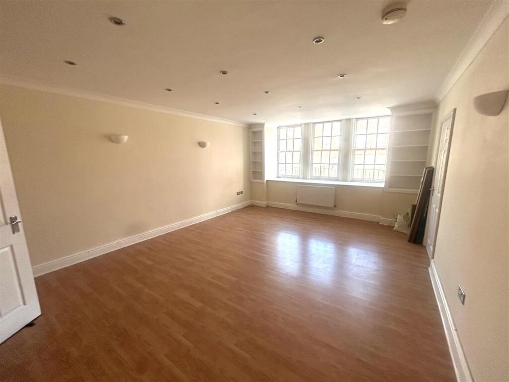 Apartment in Southampton - View 3