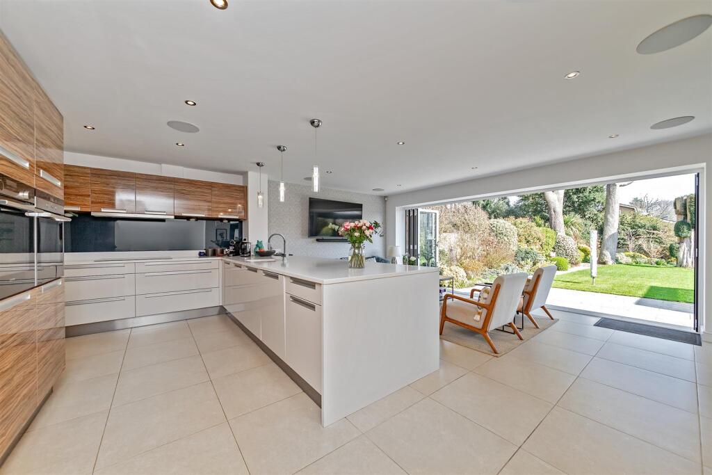 Sunderland Avenue, St. Albans - View 3