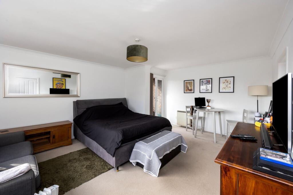 Apartment in Redhill - More