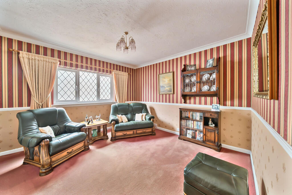 Willow Avenue, Denham, Uxbridge photo 2
