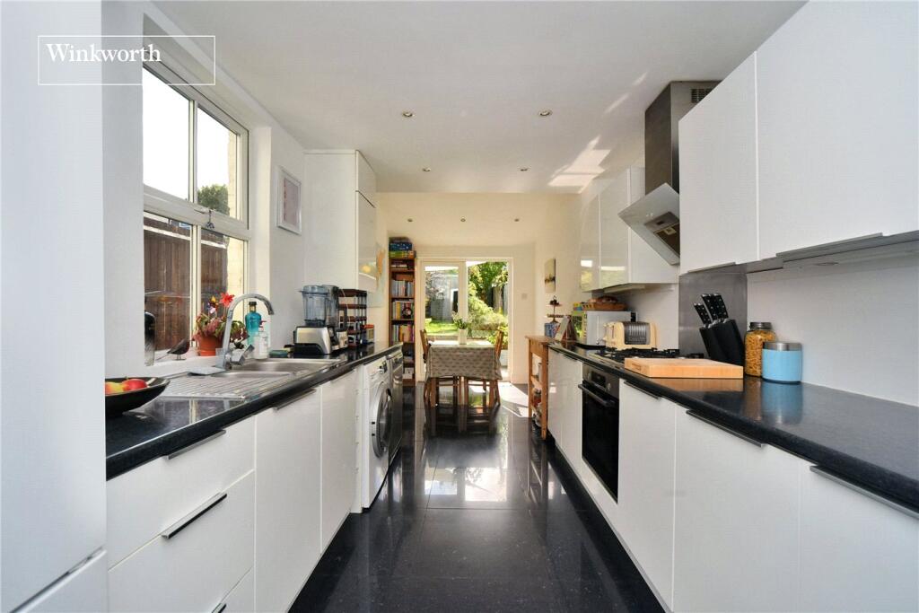 House in Sutton - View 3
