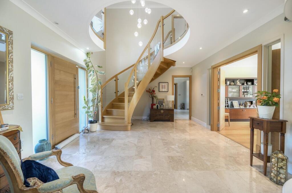 House in Sutton - More