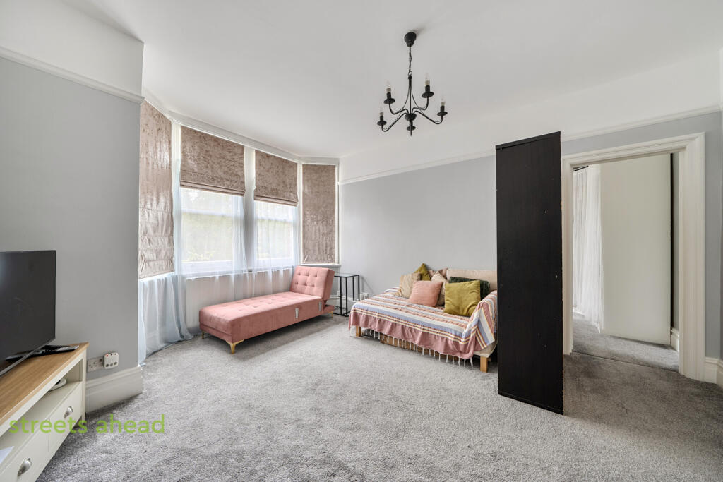 Apartment in Purley - More