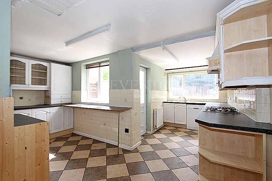 House in Wolverhampton, West Midlands - More