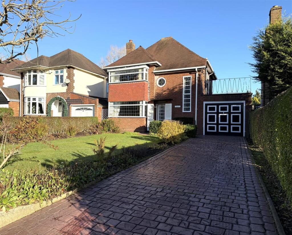 3-bed detached on Longford Road, Cannock, £390,000