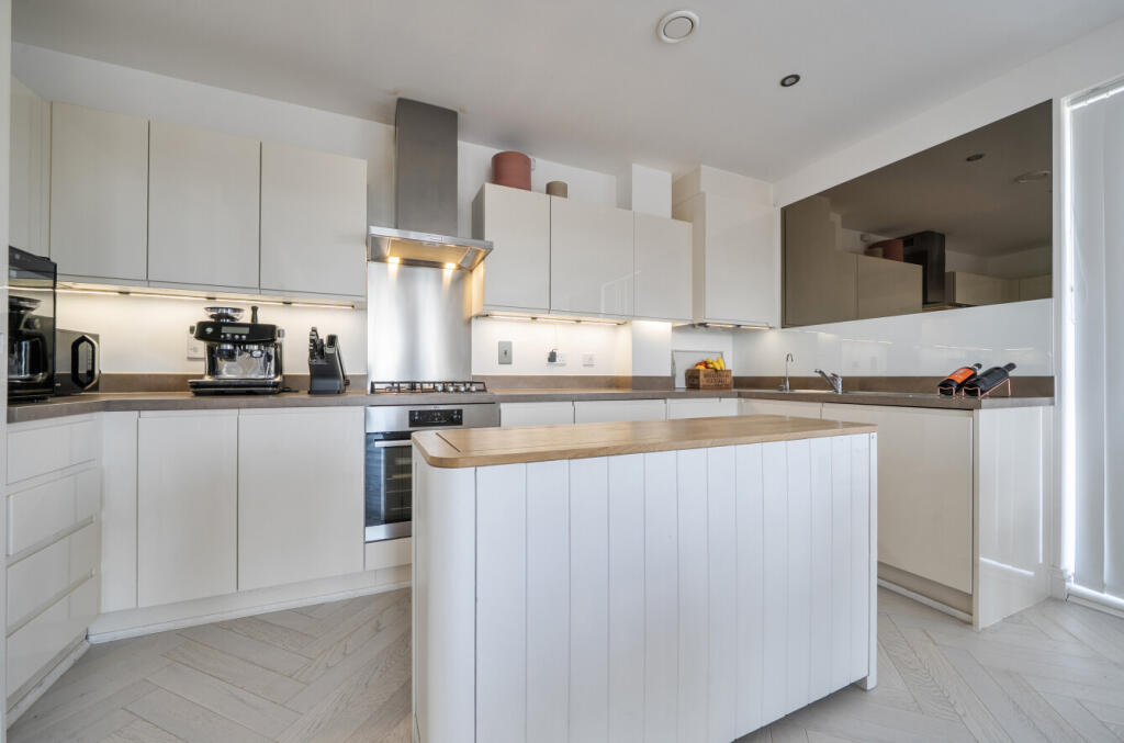 Apartment in Reading, Southcote - View 5