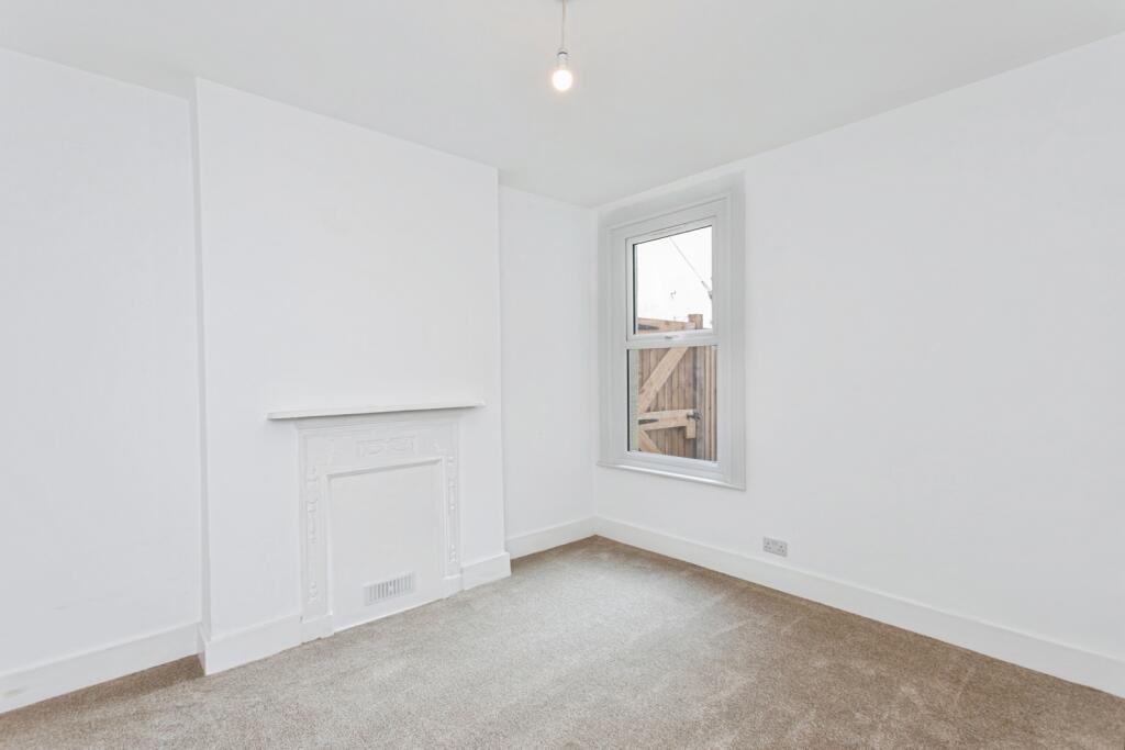 Apartment in Southend-on-Sea - View 5