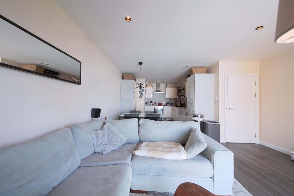 Apartment in Slough, Windsor and Maidenhead - View 4