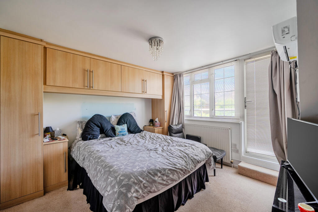 House in Twickenham - More
