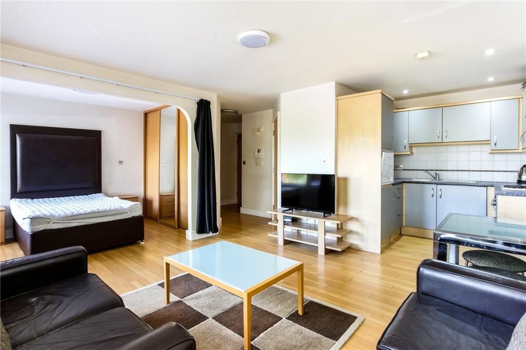 Apartment in Basingstoke and Deane, Top of Town, Riverdene - View 2
