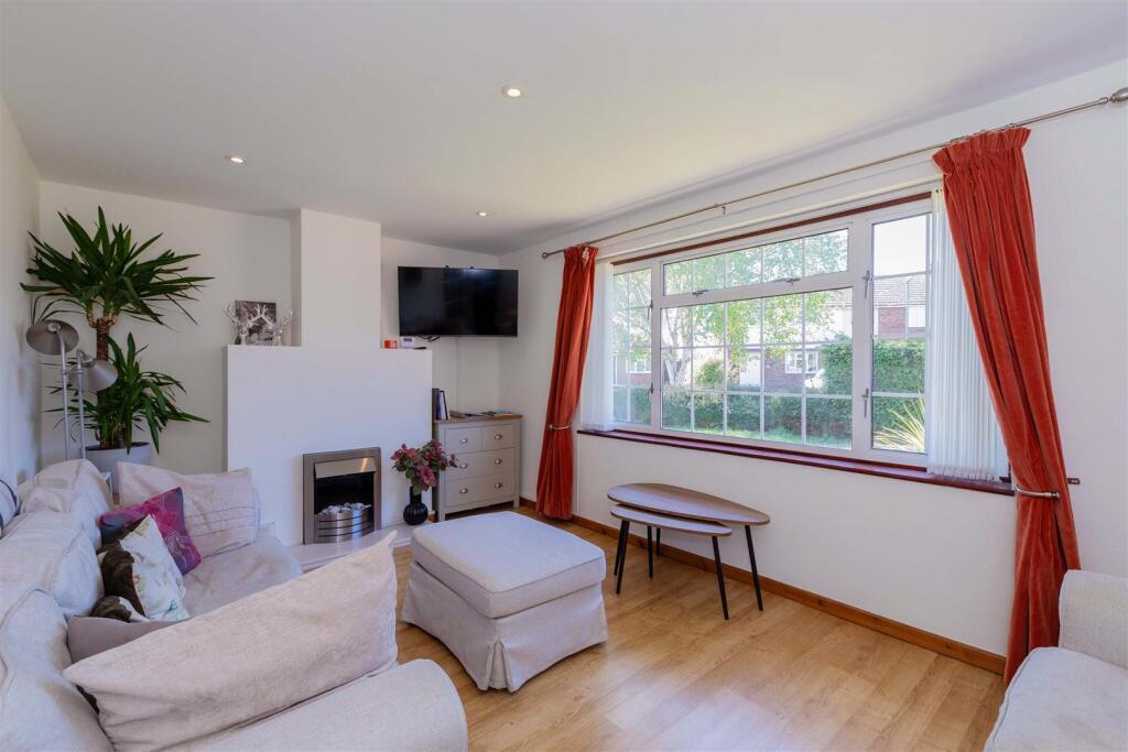House in Eton Wick, New Town, Windsor and Maidenhead - View 4