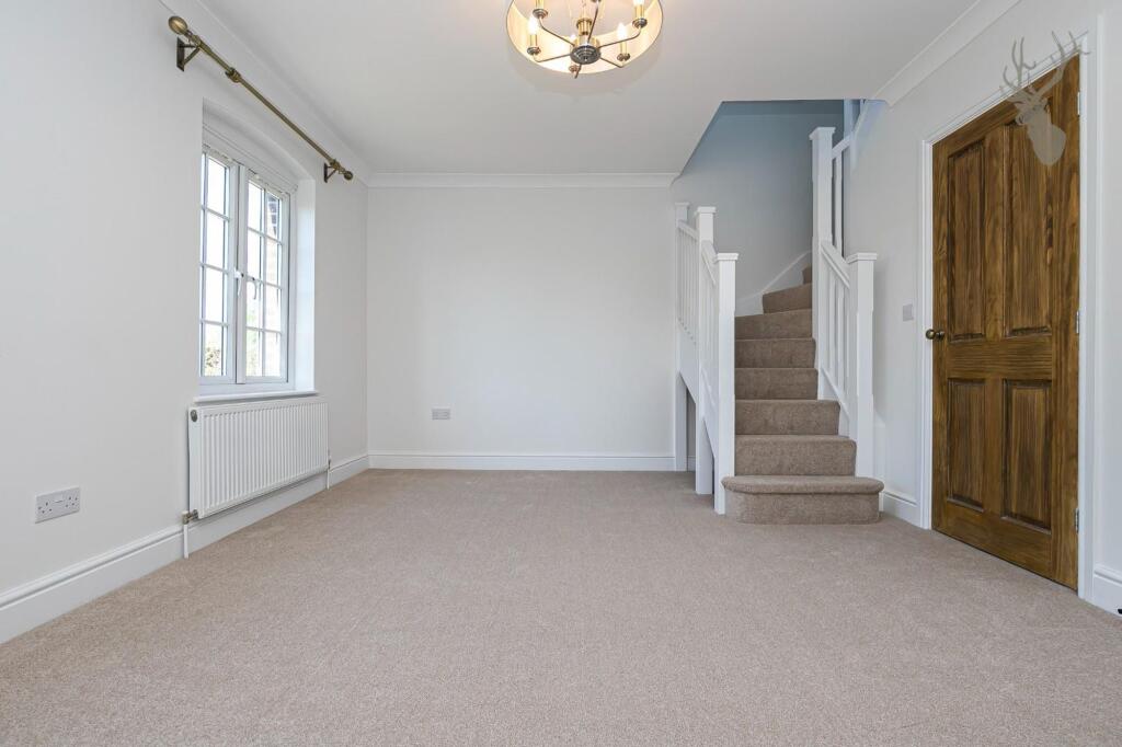 Stapleford Road, Stapleford Tawney, RM4 - View 5