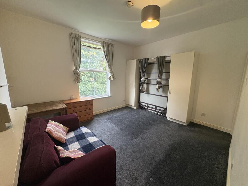 Apartment in Trafford, Sale Moor - View 3