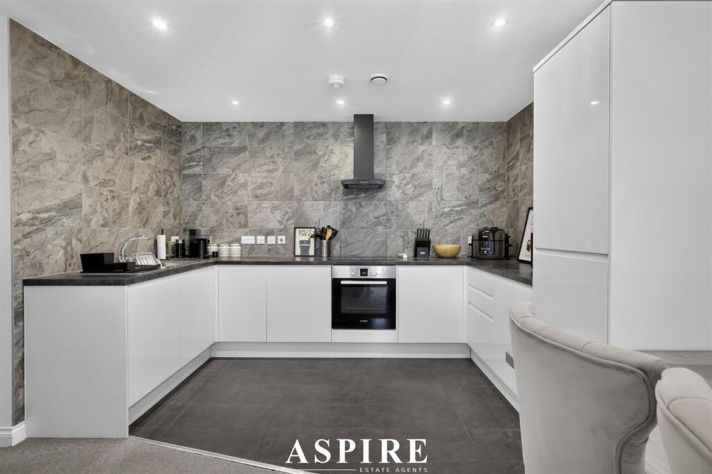 Apartment in Southend-on-Sea - More
