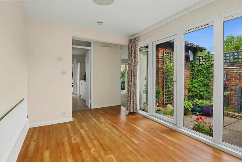 Hills Close, Great Linford, Milton Keynes photo 4