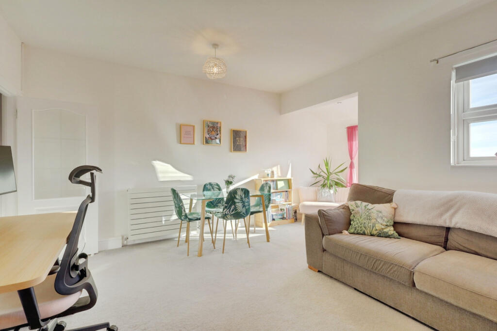 Apartment in Castle Point, Essex - View 4
