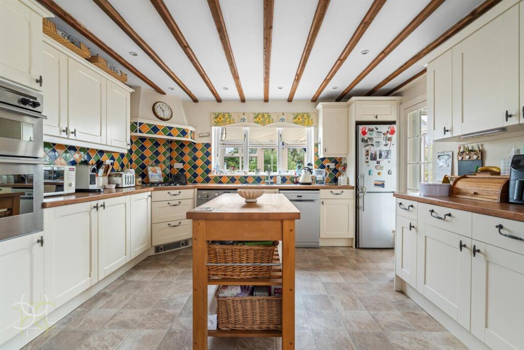 House in Stratford-on-Avon, Salford Priors - More