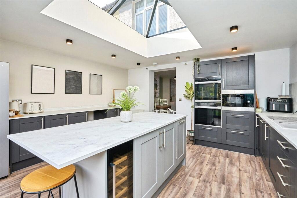 House in Newport, Shide - More