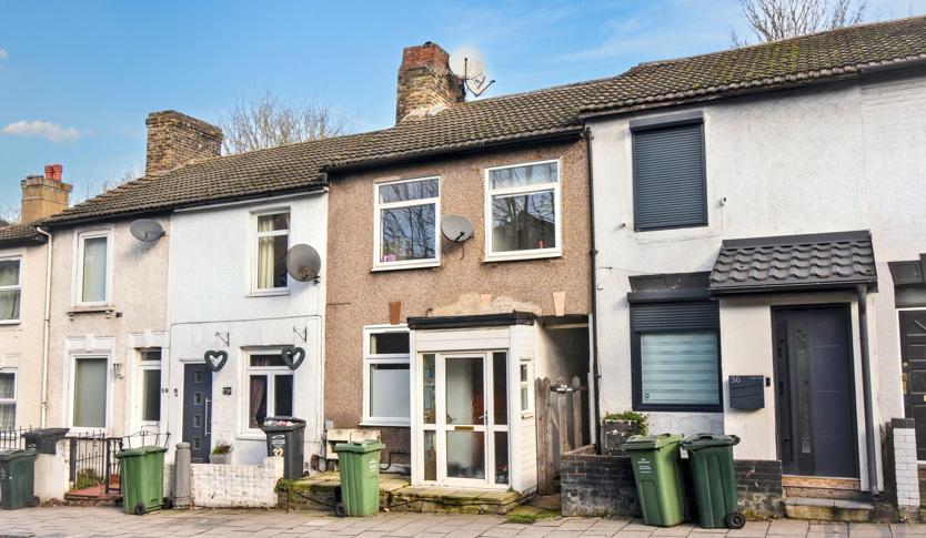 2-bed flat on Flat 2, 34 East Hill, Dartford, DA1 1RZ, £110,000