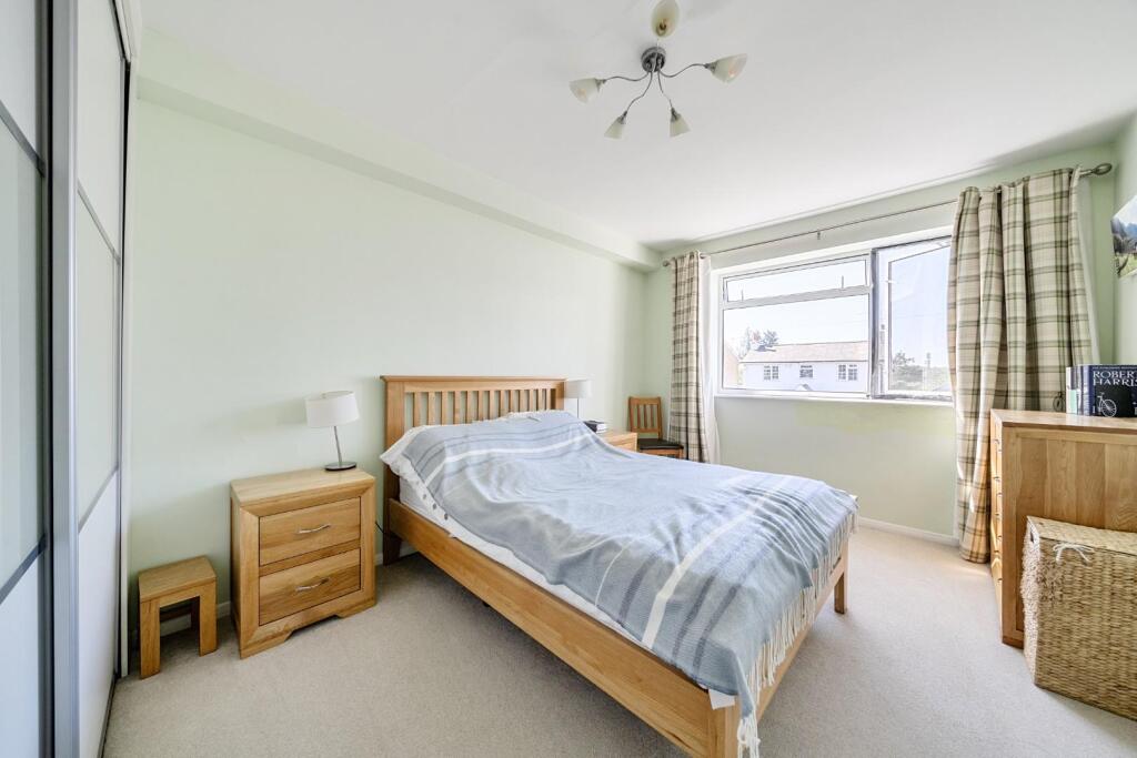 Apartment in Slough - View 5