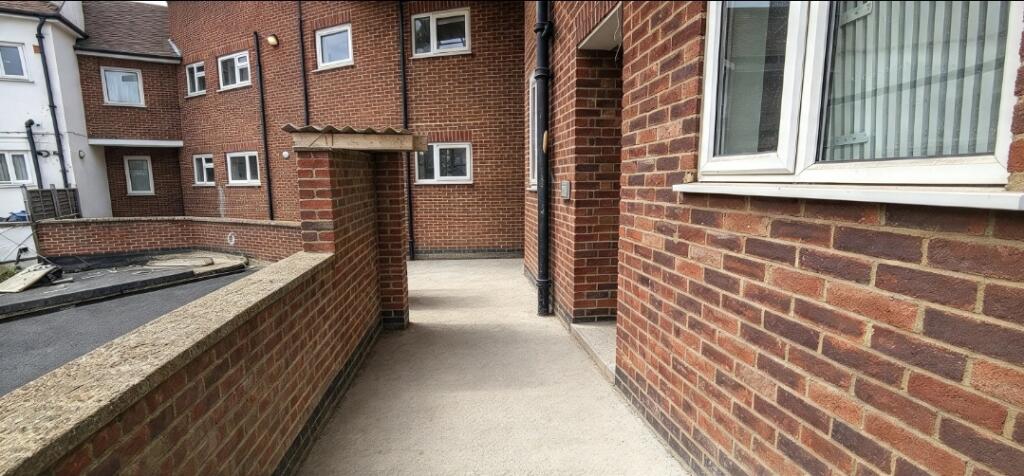 Apartment in Mitcham, Pollards Hill - View 2