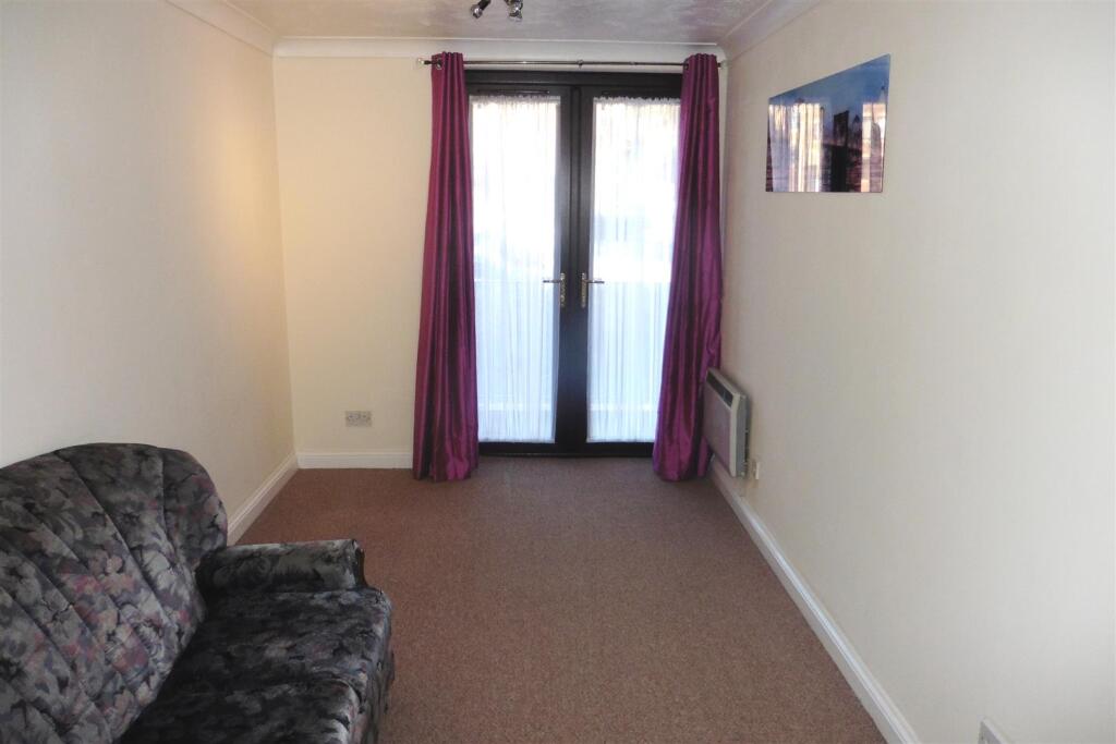 Apartment in Northampton - View 4