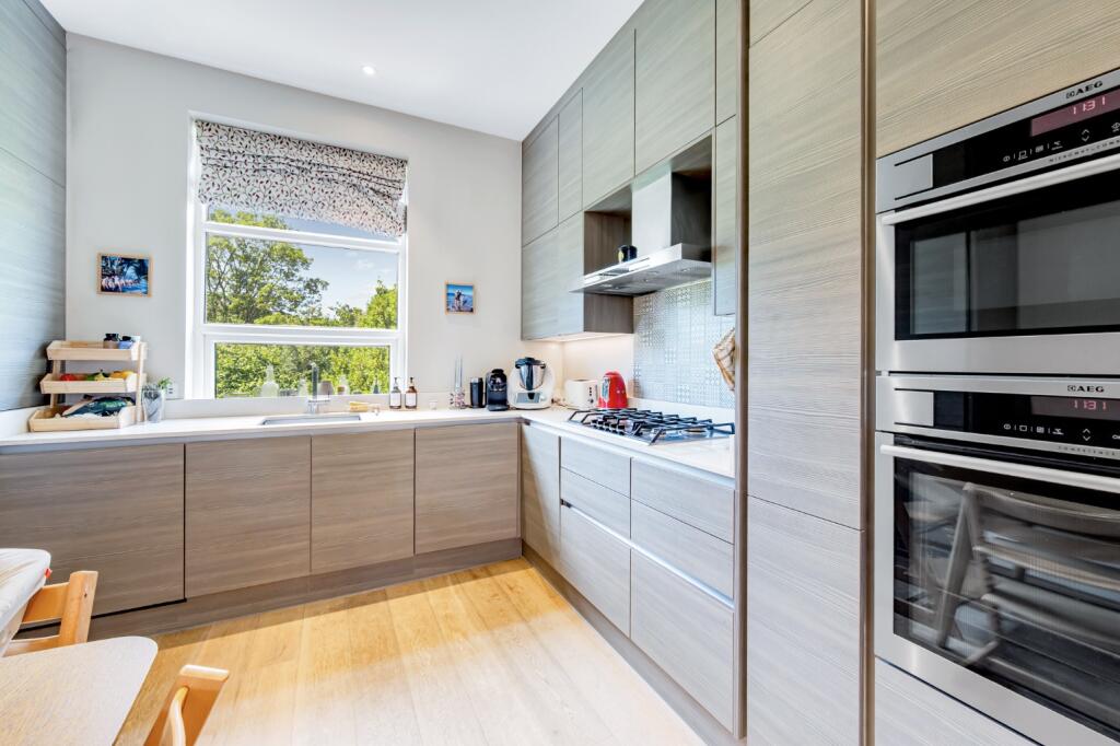 Apartment in London, West Kensington - View 2