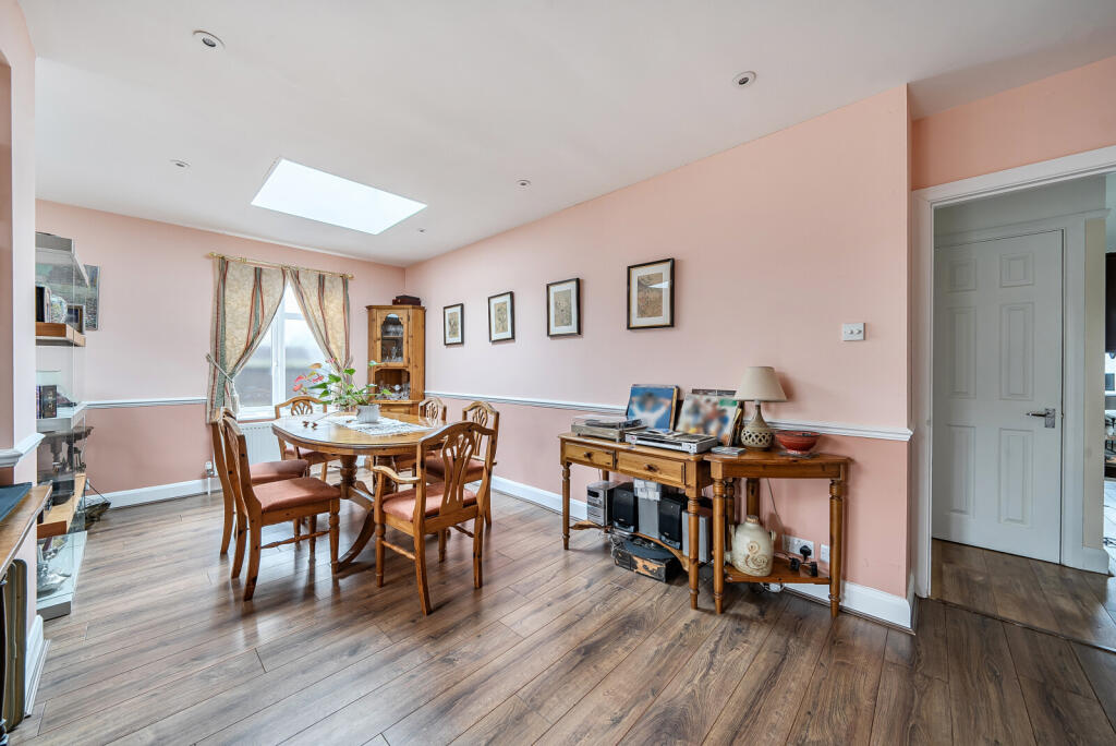 Lois Drive, Shepperton, TW17 photo 4