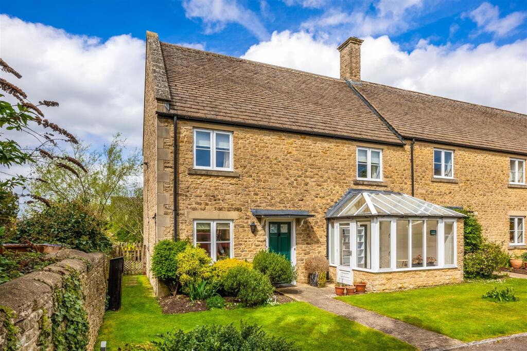 Main image of property: The Playing Close, Charlbury