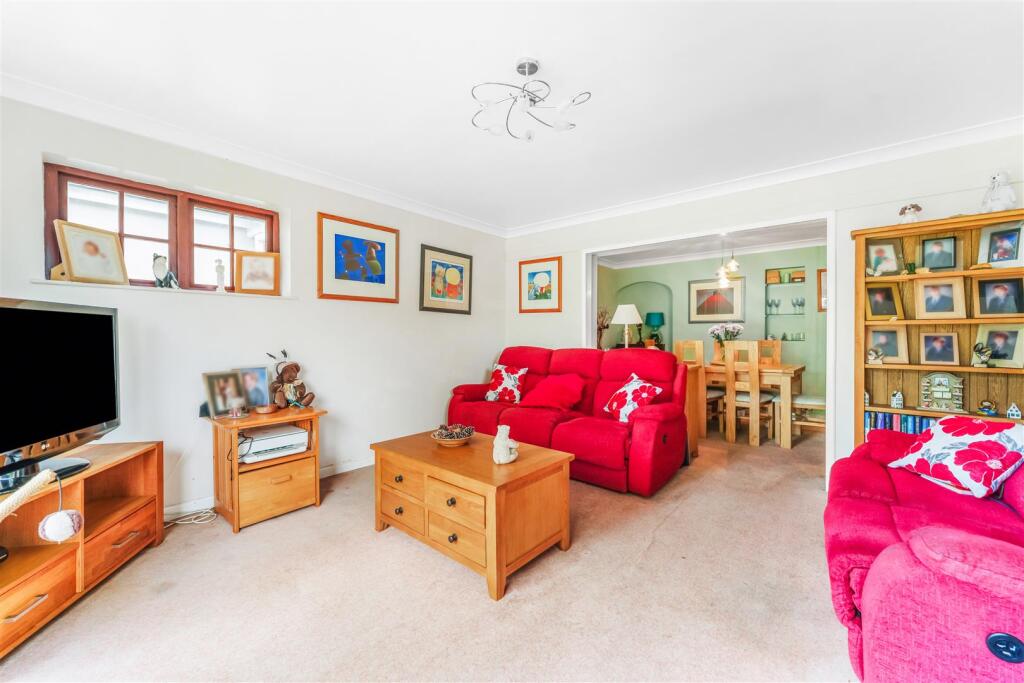 Family home conveniently situated on peaceful Yatton cul de sac photo 3