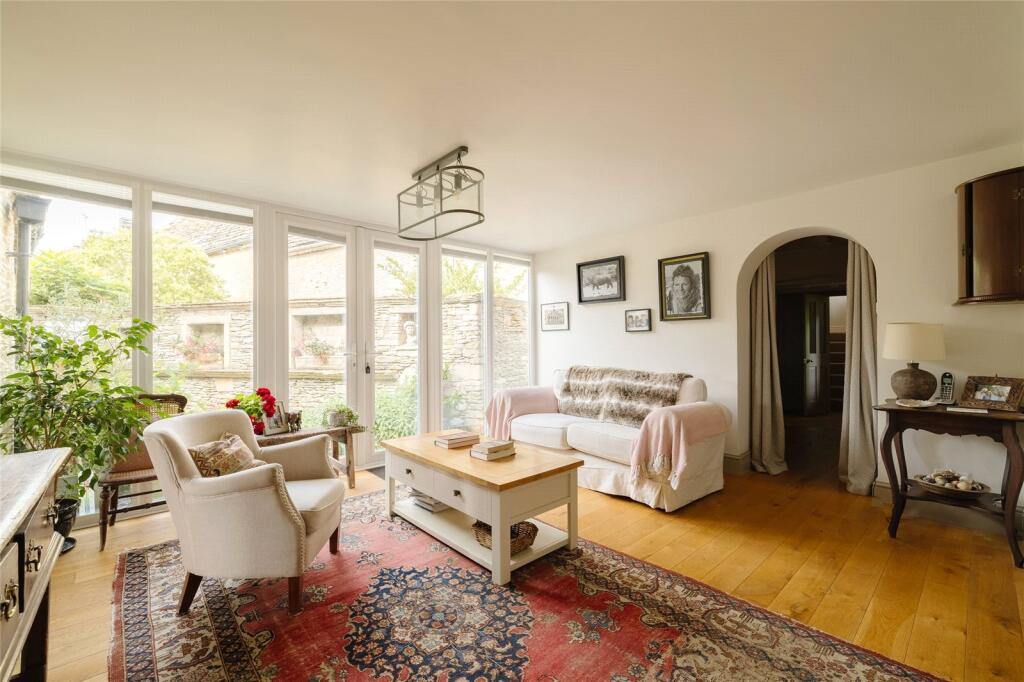 House in Gloucester - View 3