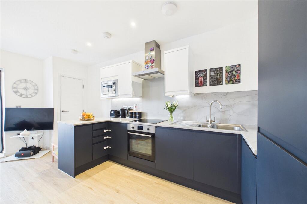 Apartment in Croydon - More