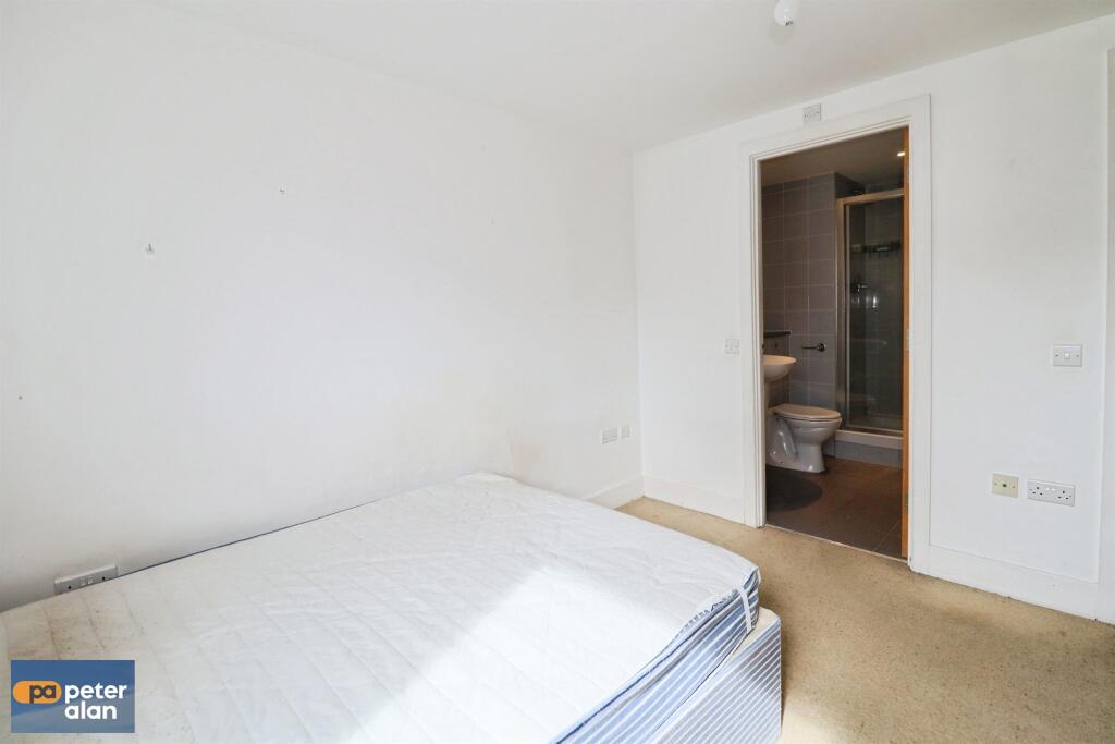Apartment in Cardiff, Crockherbtown, Castle - View 5