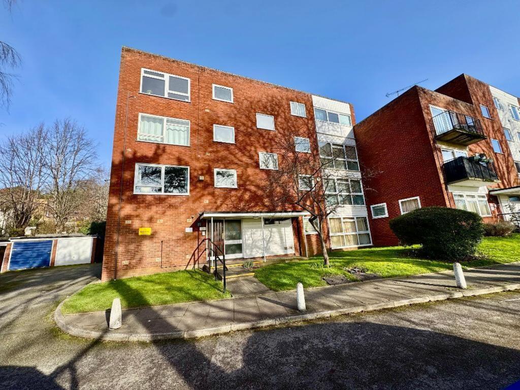 2-bed flat on Arden Place, Luton, LU2, £180,000