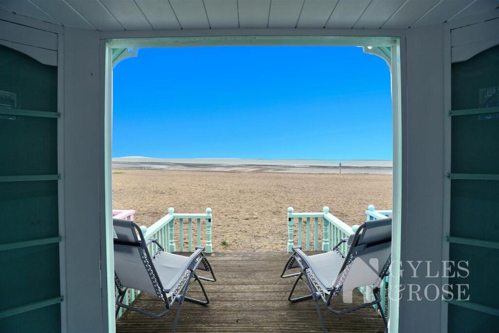 Beach Hut, West Mersea photo 2