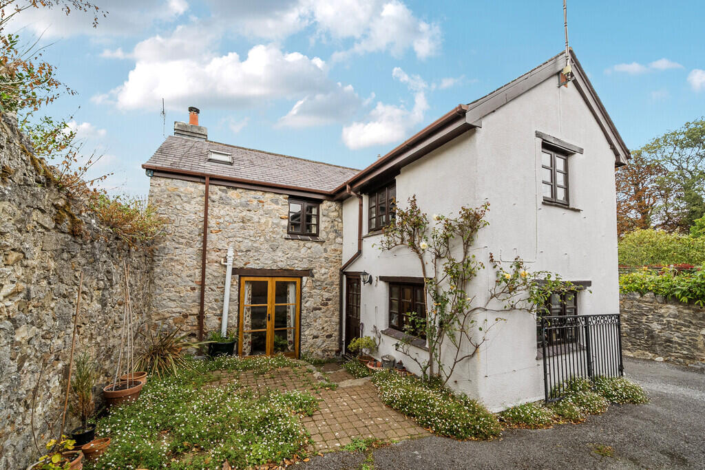 2-bed detached on Chudleigh, Devon, £300,000