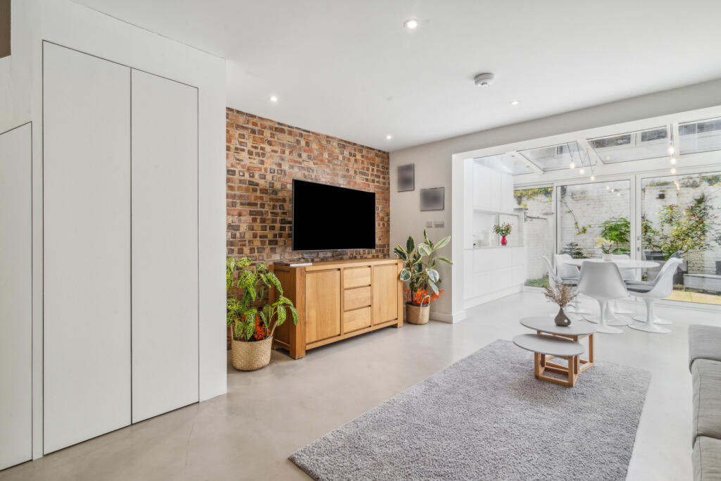 3 bedroom end of terrace house for rent