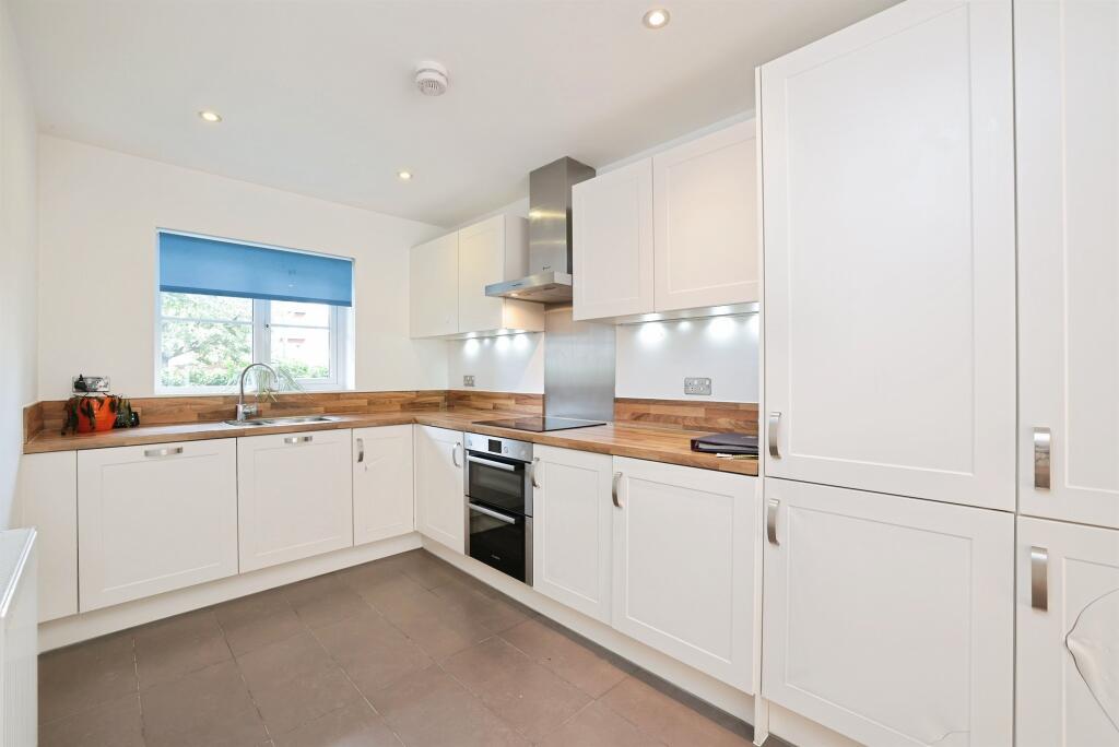 House in Hemel Hempstead, High Wycombe Community Board - View 4