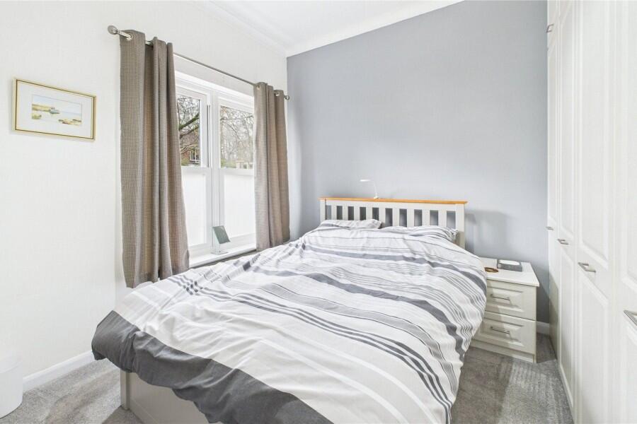 Apartment in Woking, Surrey - View 4