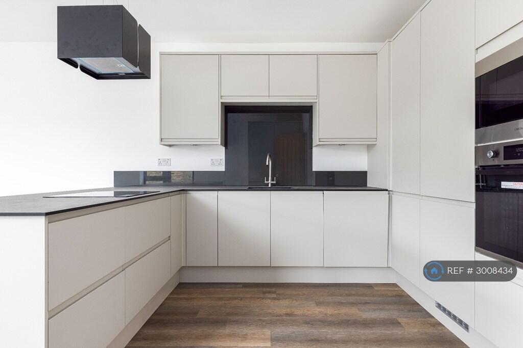 House in Spelthorne, Surrey - View 5