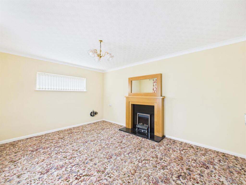 Burghley Crescent, Louth photo 3
