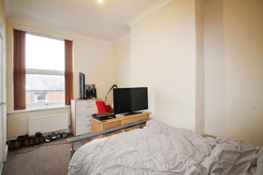 House in Leeds, West Yorkshire - View 4