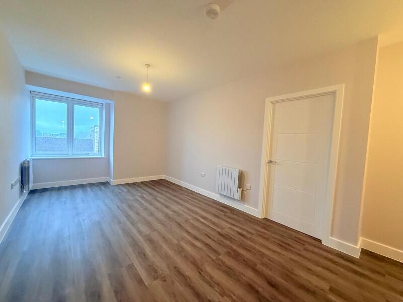 Apartment in Surrey Heath, Surrey - View 4